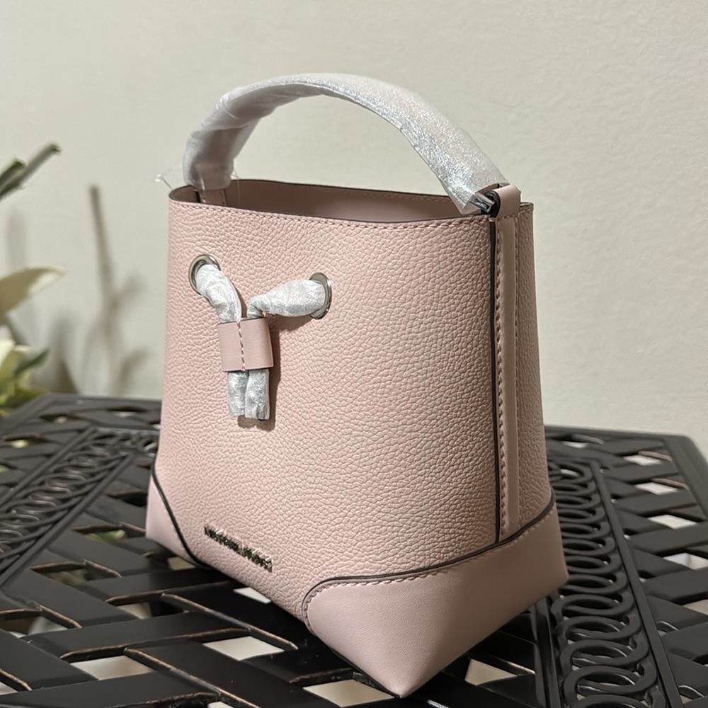 ❌SOLD❌NWT Michael Kors Mercer Pebbled Leather Bucket Bag - Picture 4 of 8
